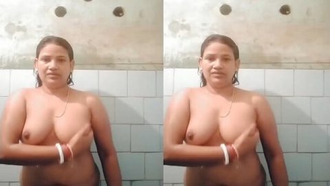 Bengali boudi bathing naked for lover viral MMS