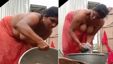 Desi bhabhi bathing and hanging big boobs viral MMS