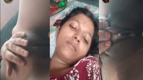 Lonely Desi girl pussy fingering video call with her bf