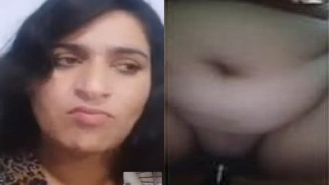 Desi lady video call plays with big boobs and pussy