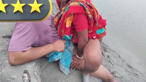 Desi village bhabhi hot riverside chudai with local guy