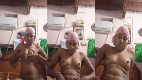 Indian Bhabhi fingering pussy on selfie cam