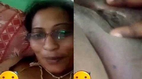 Indian aunty showing boobs pussy on video call
