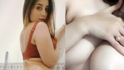 Indian maal white boobs show viral selfie MMS