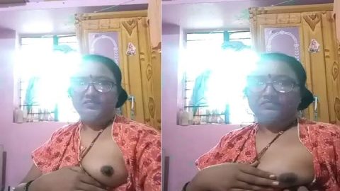 Indian mature aunty showing boobs to lover