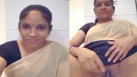 Kochi mallu aunty lifting saree pussy showing