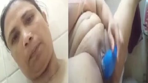 MILF aunty nude masturbation with oil bottle