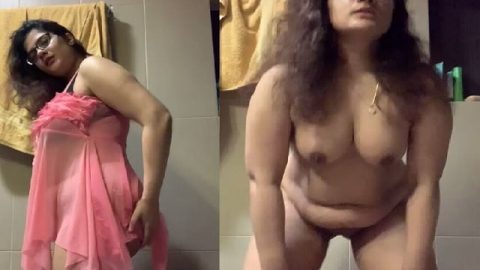 MILF naked Indian fingering viral bathroom show