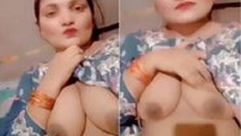 Pakistani lady selfie boobs show to impress her lover