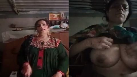Pakistani sex aunty showing huge melons and pussy