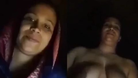 Pakistani unsatisfied aunty strips and shows nude body