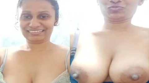 Srilankan aunty topless big boobs showing selfie