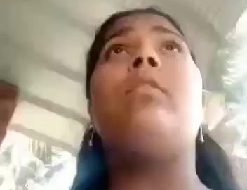 Tamil lady shows her tanker boobs in public area