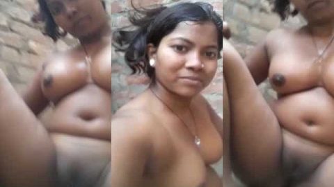 Divorced village auntie's bald Desi pussy show in bathroom