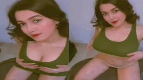 Beautiful girl showing cleavage in viral Desi MMS