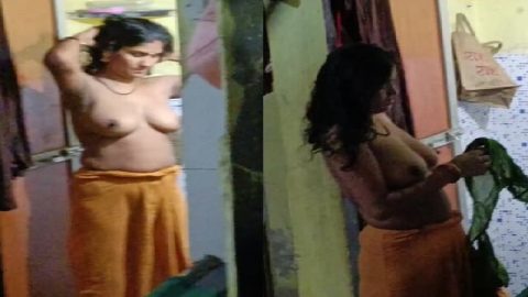 Bhabhi removing blouse and viral boobs show caught