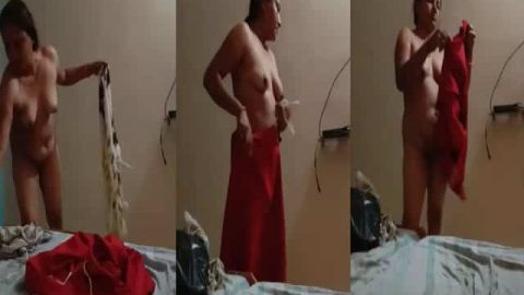 Cheating Bhabhi captured nude by her husband's friend video