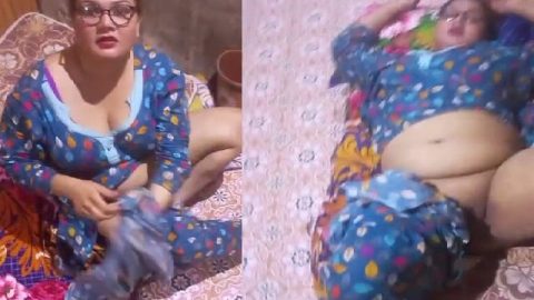 Chubby village slut pussy showing to client with audio
