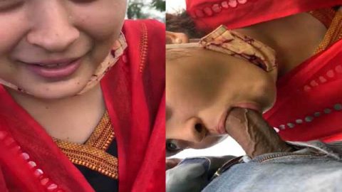 Daredevil Bhabhi giving blowjob in park