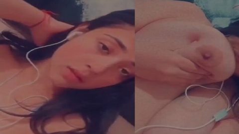 Desi girl showing big boobs on video call