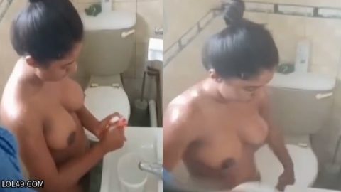 Desi mom and daughter nude in washroom viral MMS