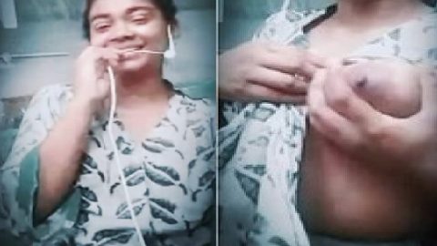 First time boob show of a hot Indian viral girl
