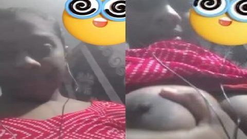 Girlfriend lifting bra and boobs show viral MMS