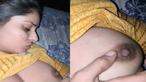 Girlfriend showing nipples in viral sex video Hindi