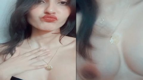 Gorgeous GF boobs show to boyfriend viral selfie