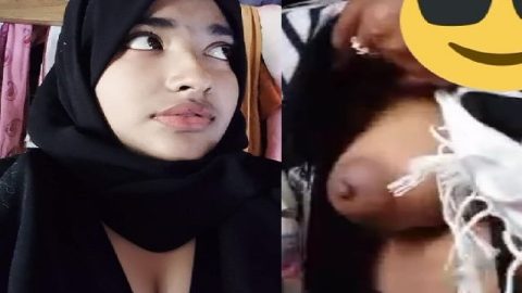 Gorgeous hijab girl boobs show viral video call