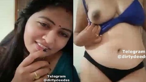 Homely housewife strips saree and shows naked boobs