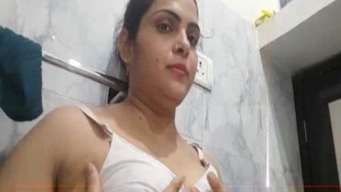 Horny Bhabhi showing her big Indian boobs