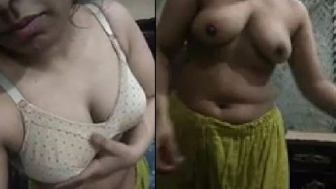 Horny Paki girl showing boobs