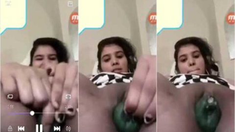 Horny girl masturbating pussy with fat veggie