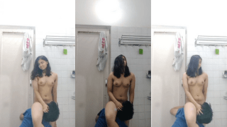 Horny Guy Bathroom Pussy Eat Show