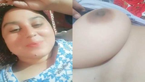 Mature Bhabhi showing her big milky boobs