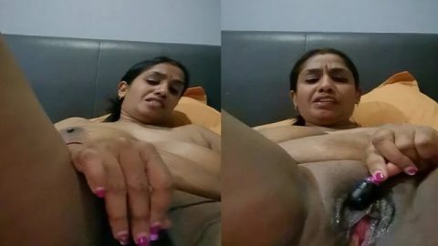 Mature MILF masturbating wet pussy in horny mood