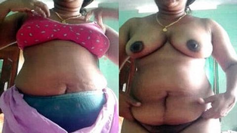 Mature Tamil sex aunty fingering her big pussy