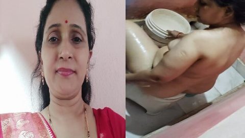 Mature bhabhi bathing naked caught by devar