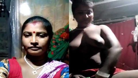 Mature village Bhabhi applying oil on her pussy