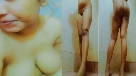 Milk tanker girlfriend nude show in bathroom