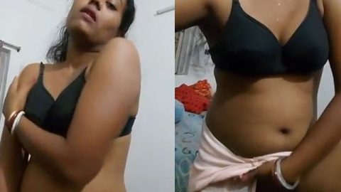 Naughty Desi Bhabhi teasing sex show
