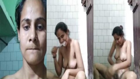 Mature wife nude bath selfie for her secret lover