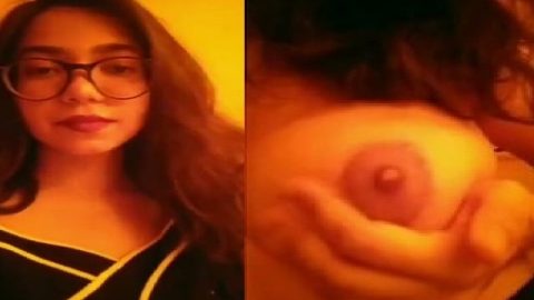 Red hot Desi girl naked big boobs and pussy play