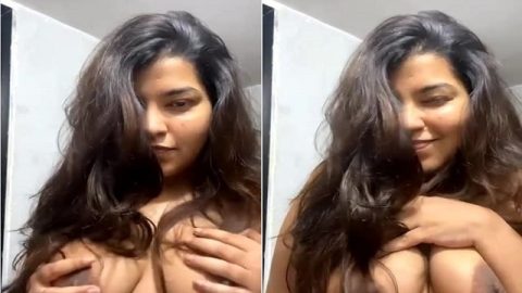 Seductive Indian girl topless big boobs showing selfie
