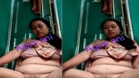 Sex hungry bhabhi spreading legs pussy show