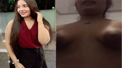 Sexiest girlfriend showing boobs in Srilankan sex