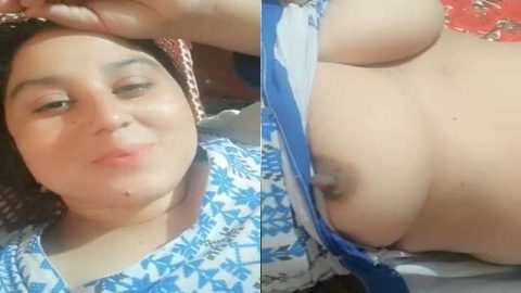 Sexy Pakistani wife showing her boobies on cam
