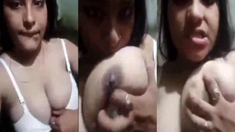 Sexy big boob show of this hot Indian girl
