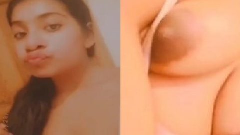 Sexy girlfriend naked boobs show to lover